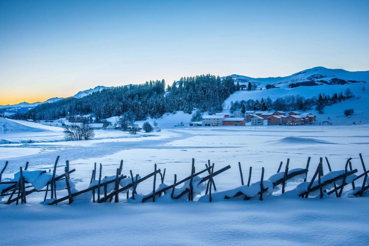 Pradas Resort Brigels Breíl Exteriör bild
